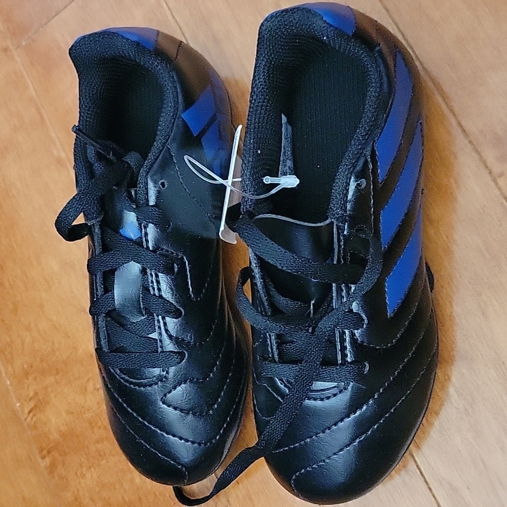 Adidas kids soccer shoes. Size 28.5